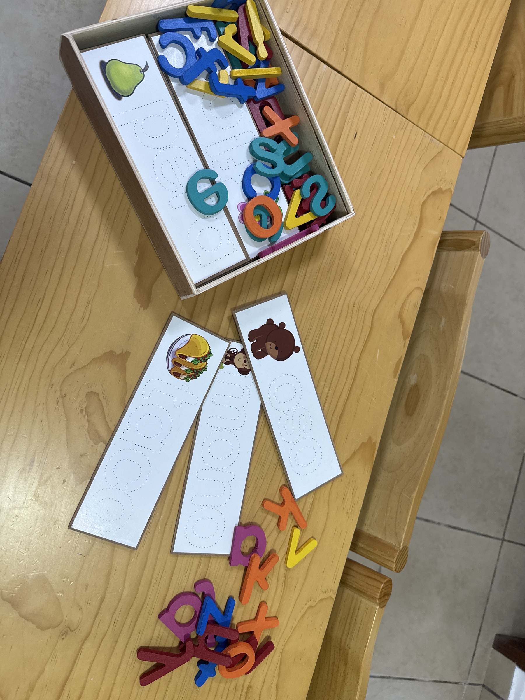 Letras móviles y tarjetas impresas dispuestas sobre una mesa.