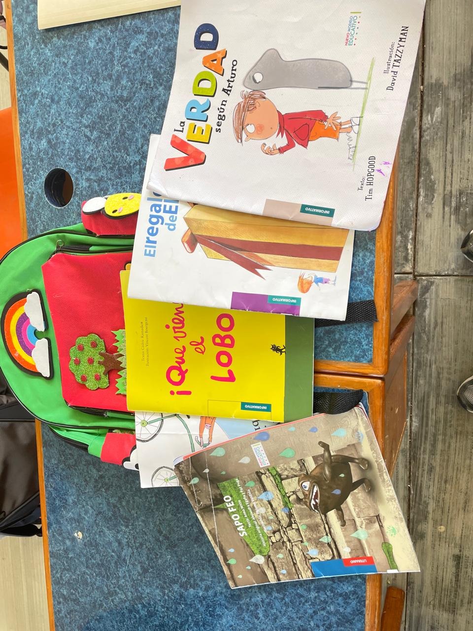 Libros infantiles y materiales de lectura reunidos sobre una mesa.